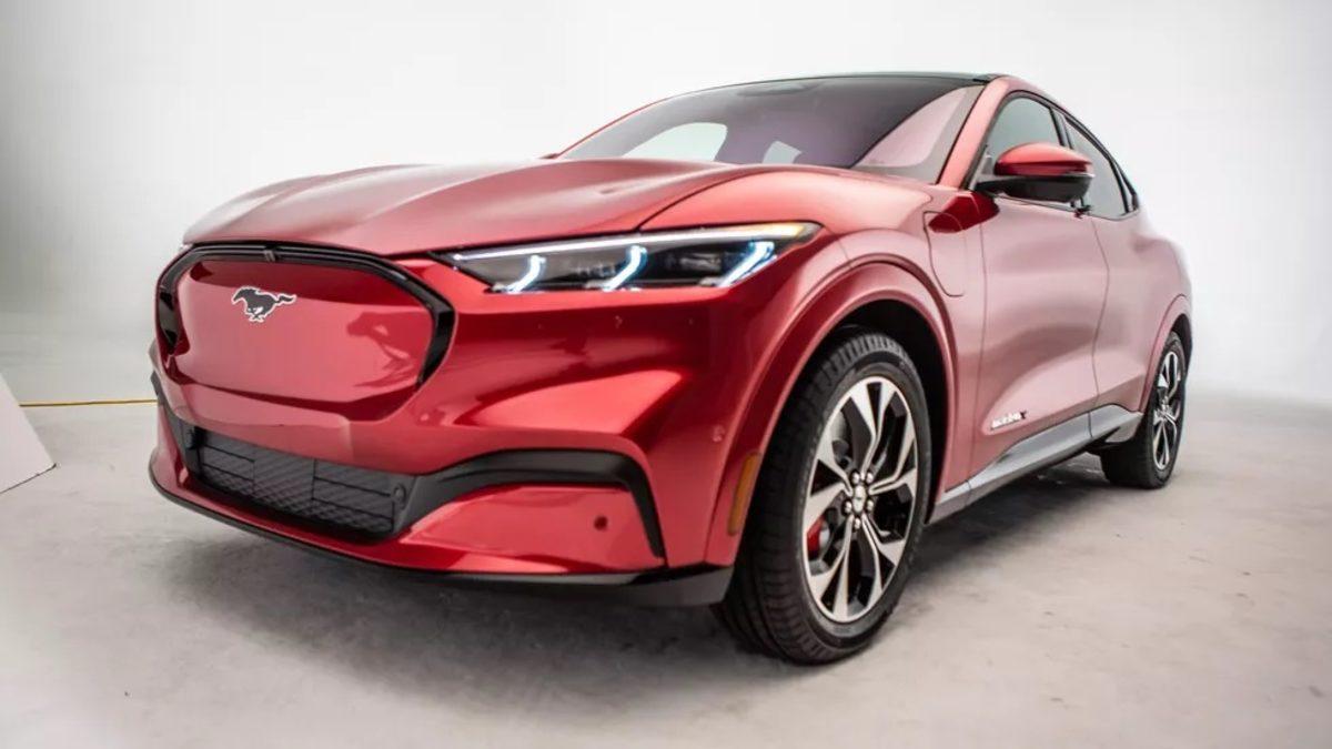 Ford Mustang Mach-E’nin Kapı Kolları Neden Bu Kadar Garip?