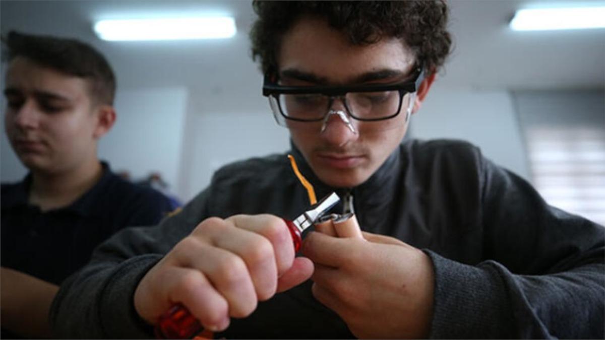 Türk Lise Öğrencileri, Atık Pillerden Taşınabilir Şarj Cihazı Üretti