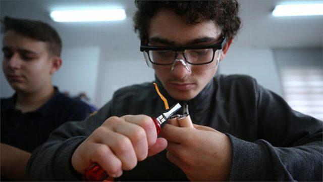 Türk Lise Öğrencileri, Atık Pillerden Taşınabilir Şarj Cihazı Üretti