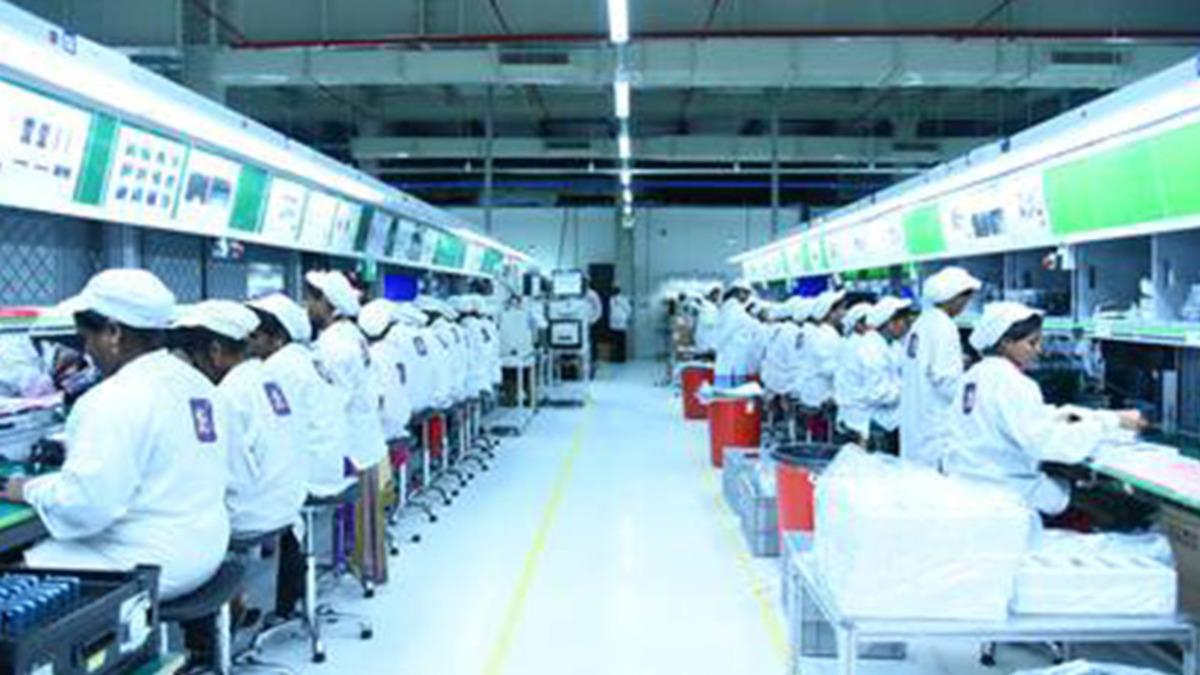 Xiaomi Telefonların Üretiminin Ardındaki Kadın İstihdamı