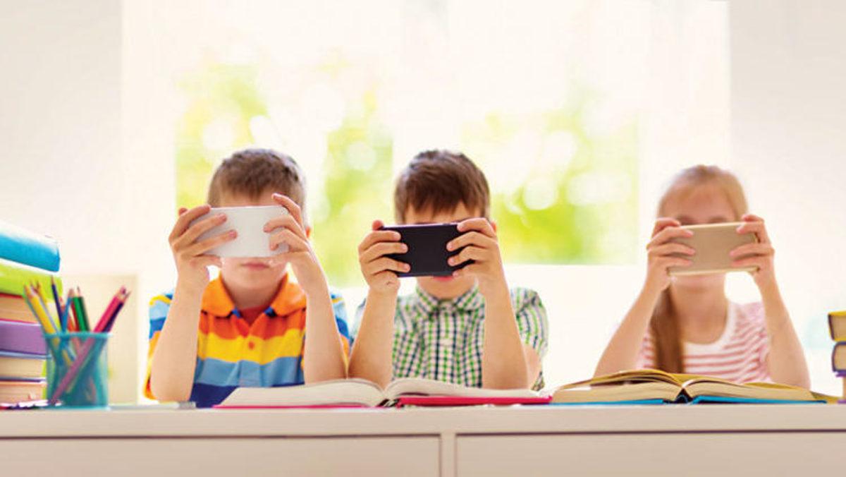 Bilim İnsanları: Ekrana Uzun Süre Bakmak Beyin Zarını İnceltiyor