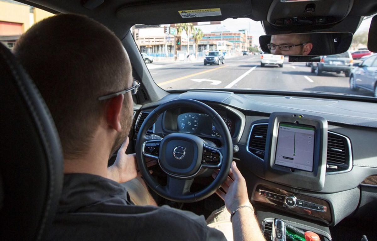 Güvenli Bir Yolculuk İçin Direksiyonu Nasıl Tutmalısınız? (Tahmin Ettiğiniz Gibi Değil)