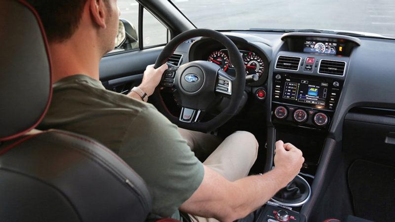 Güvenli Bir Yolculuk İçin Direksiyonu Nasıl Tutmalısınız? (Tahmin Ettiğiniz Gibi Değil)