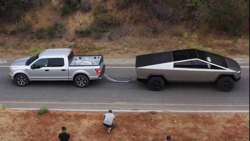 Tesla Cybertruck ve Ford F150 Halat Çekme Yarışına Tutuştu (Video)
