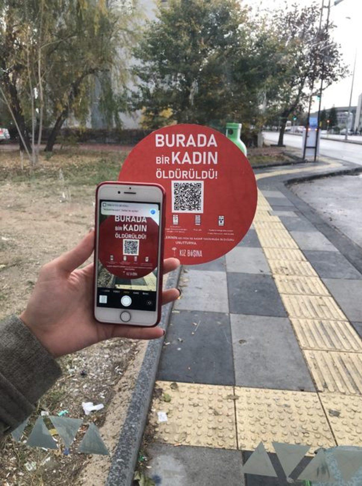 Kadın Cinayetlerine Dikkat Çekmek İçin QR Kodlu ’Dijital Karanfil’ Projesi Başlatıldı