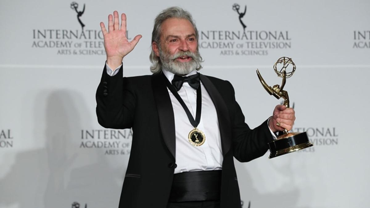 Haluk Bilginer, Uluslararası Emmy Ödülleri’nde En İyi Erkek Oyuncu Seçildi