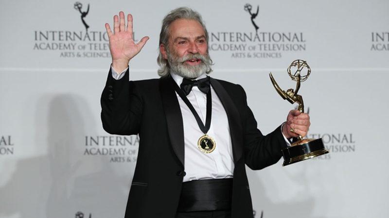 Haluk Bilginer, Uluslararası Emmy Ödülleri’nde En İyi Erkek Oyuncu Seçildi
