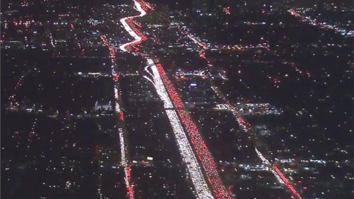 Los Angeles’ta İnanılmaz Boyutlara Ulaşan Trafiğin Havadan Görüntüsü (Video)
