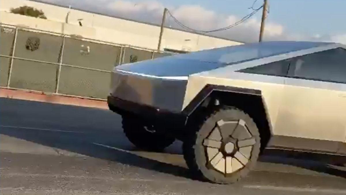 Tesla Cybertruck, İlk Kez Gündüz Gözüyle Görüntülendi (Video)