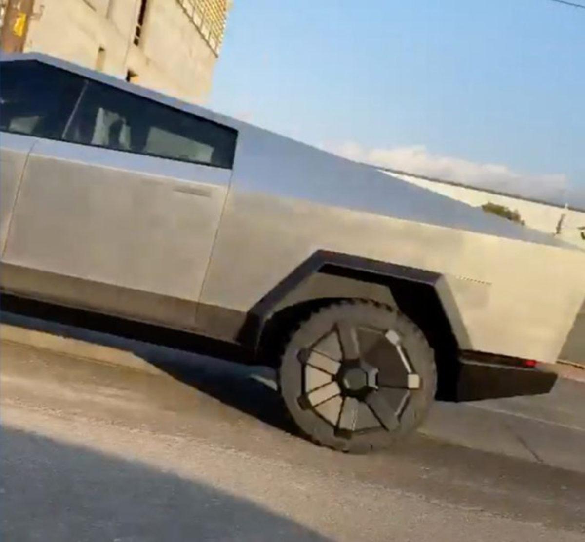 Tesla Cybertruck, İlk Kez Gündüz Gözüyle Görüntülendi (Video)