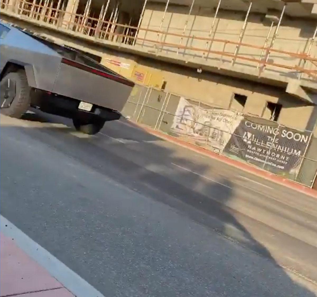 Tesla Cybertruck, İlk Kez Gündüz Gözüyle Görüntülendi (Video)