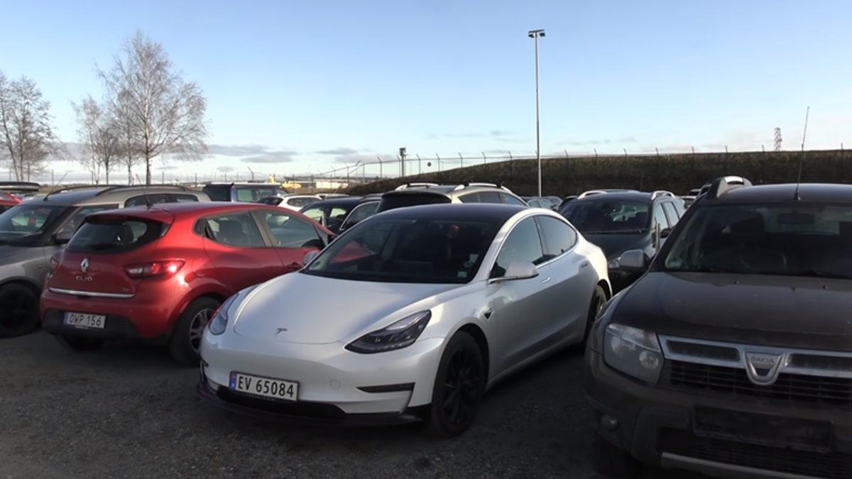 Tesla Model 3’ün Akıllı Telefondan Daha Az Batarya Tükettiğini Gösteren Test (Video)