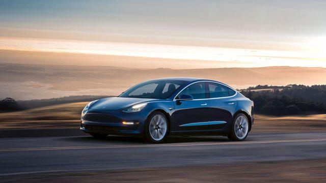 Tesla Model 3’ün Akıllı Telefondan Daha Az Batarya Tükettiğini Gösteren Test (Video)