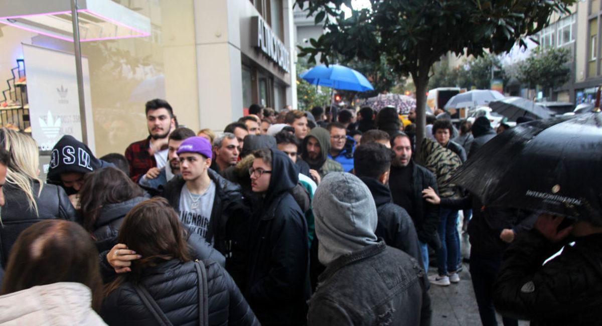 İstanbul’da Cuma İndirimi Kuyruğu: 1500 TL’ye İnen Ayakkabı İçin Saatlerce Beklediler