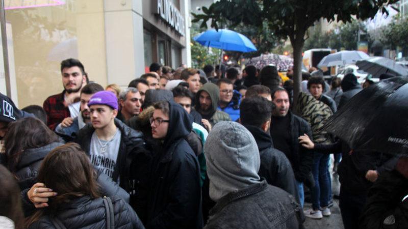 İstanbul’da Cuma İndirimi Kuyruğu: 1500 TL’ye İnen Ayakkabı İçin Saatlerce Beklediler