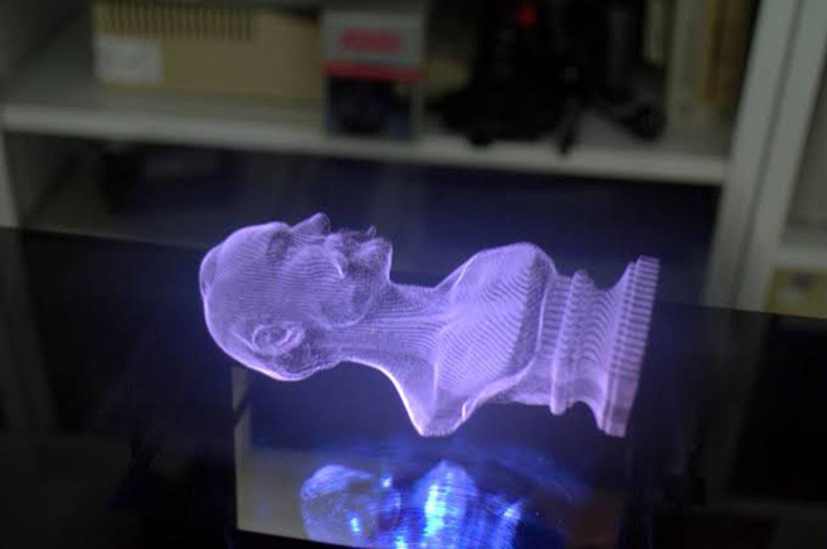 Gözlüğe İhtiyaç Duymadan 3 Boyutlu Görüntü Yansıtan Holografik Masa (Video)