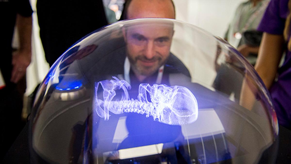 Gözlüğe İhtiyaç Duymadan 3 Boyutlu Görüntü Yansıtan Holografik Masa (Video)