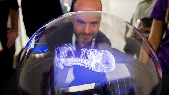 Gözlüğe İhtiyaç Duymadan 3 Boyutlu Görüntü Yansıtan Holografik Masa (Video)