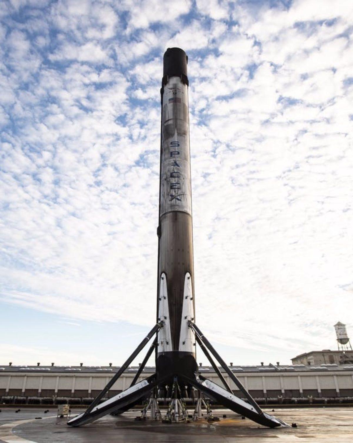 Elon Musk, SpaceX’in Tarihi Falcon 9 Görevinden Fotoğraflar Paylaştı