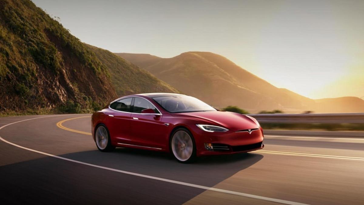 Tesla, Ücretsiz Hediyeler Dağıttığı Müşteri Referans Programını Sonlandırıyor