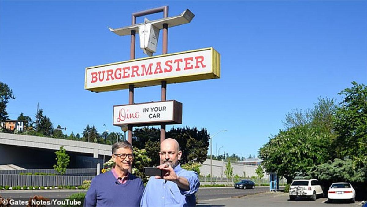 Milyarder Bill Gates, Hamburger Yemek İçin Sırada Beklerken Yakalandı