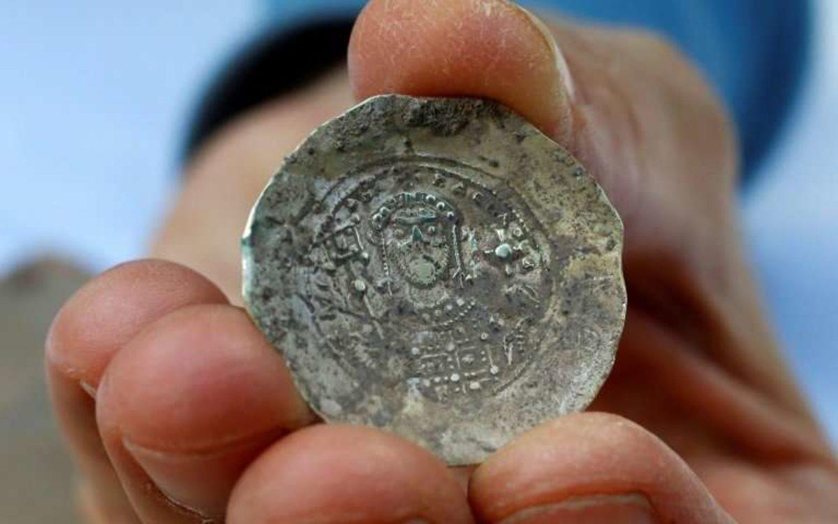 İsrail’de Tarihi 900 Yıl Öncesine Dayanan Altın Sikkeler Bulundu