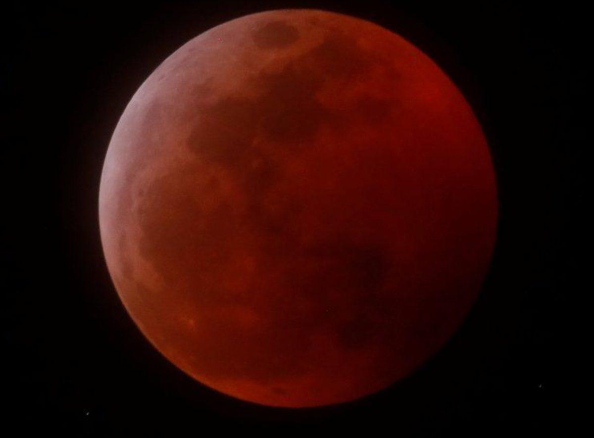 Süper Kanlı Kurt Tam Ay Tutulması, Görenleri Büyüleyen Görüntüler Oluşturdu