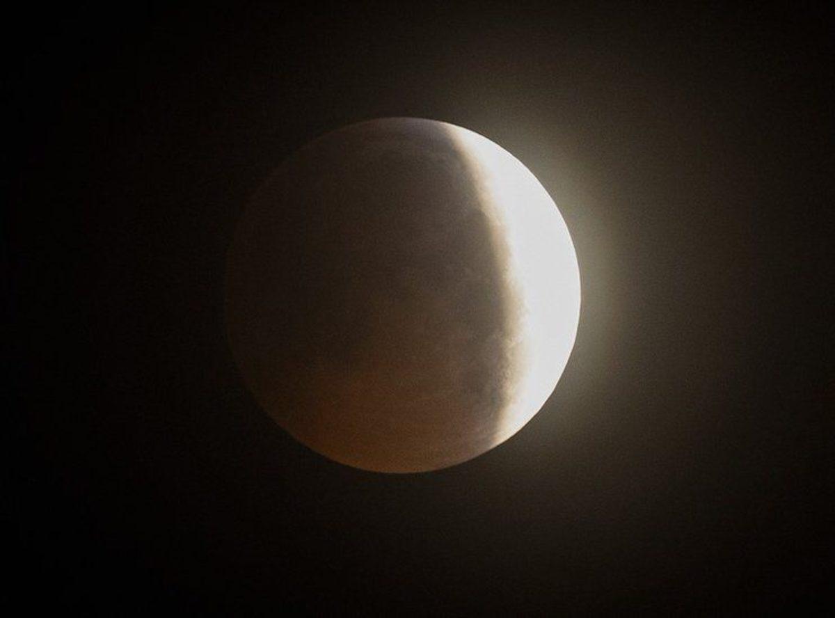 Süper Kanlı Kurt Tam Ay Tutulması, Görenleri Büyüleyen Görüntüler Oluşturdu