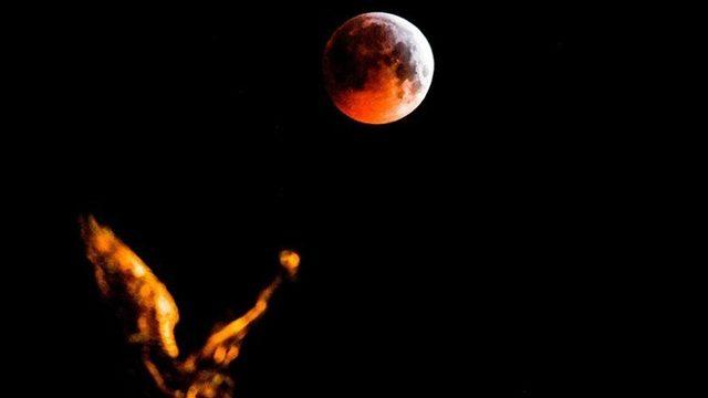 Süper Kanlı Kurt Tam Ay Tutulması, Görenleri Büyüleyen Görüntüler Oluşturdu