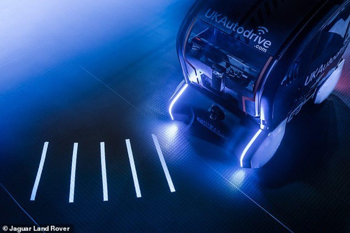 Jaguar’ın Yeni Sürücüsüz Araçları, Hangi Yöne Gideceğini Yayalara Bildirecek