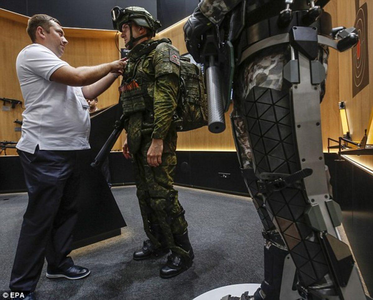 Rusya, Askerlerin 70 Kiloya Kadar Ağırlık Kaldırmasını Sağlayan Askeri Dış İskelet Geliştirdi