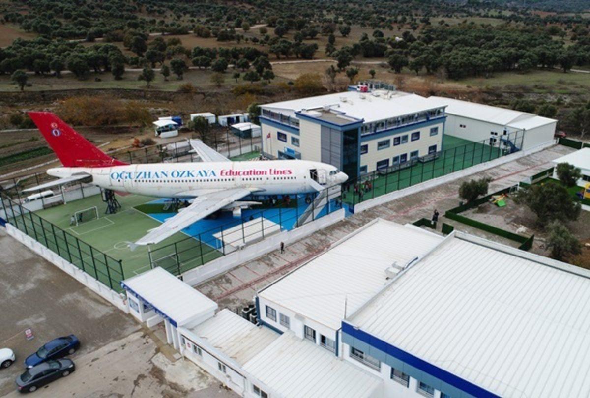 İzmir’deki Özel Bir Okulda, THY’den Alınan Uçakta Ders İşleniyor