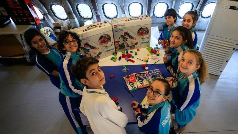 İzmir’deki Özel Bir Okulda, THY’den Alınan Uçakta Ders İşleniyor