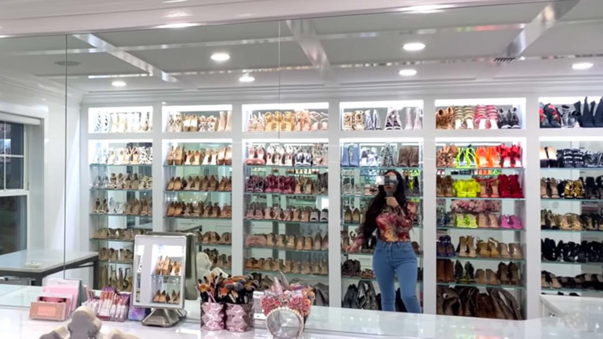 YouTuber Carli Bybel, ’Küçük Bir Servet’ Değerindeki Güzellik Odasını Paylaştı