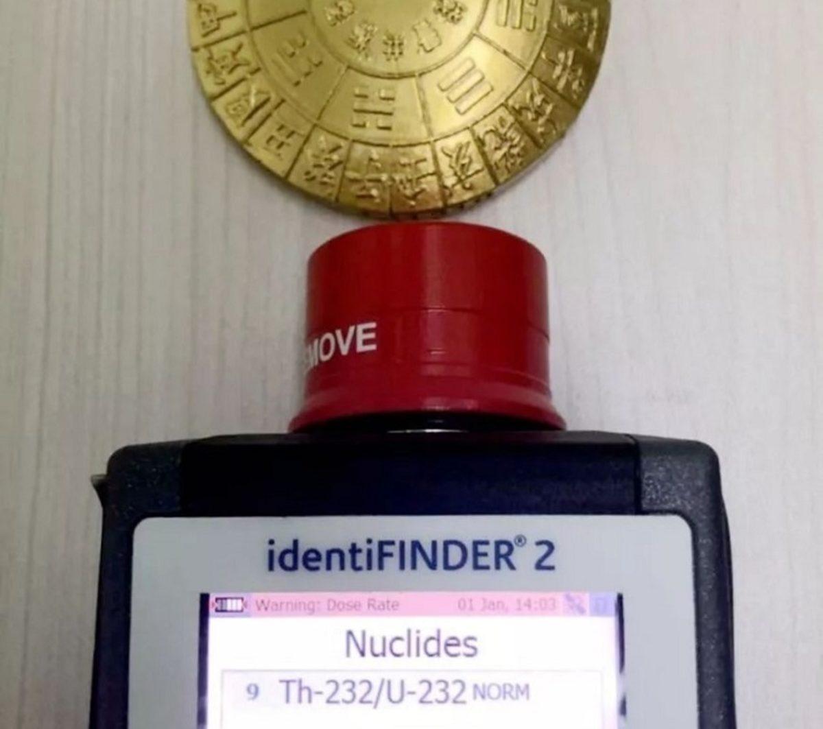 Bir Adam, Kızına Şans Getirsin Diye Yanlışlıkla Radyoaktif Kolye Hediye Etti