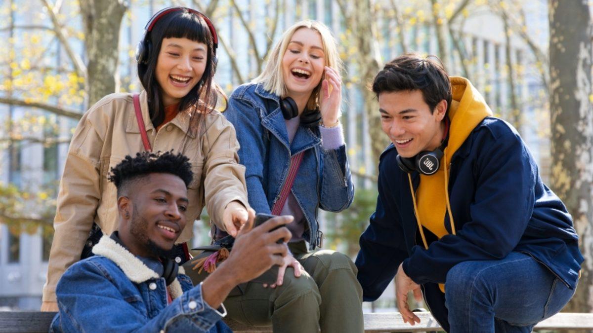 JBL’in Güneş Enerjisi ile Çalışan, Neredeyse Sınırsız Pil Ömürlü Yeni Kulaklıkları