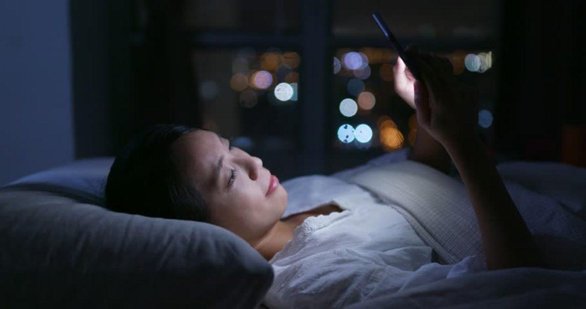 Akıllı Telefonların Gece Modları, Sanılanın Tam Tersi Etki Yapıyor Olabilir
