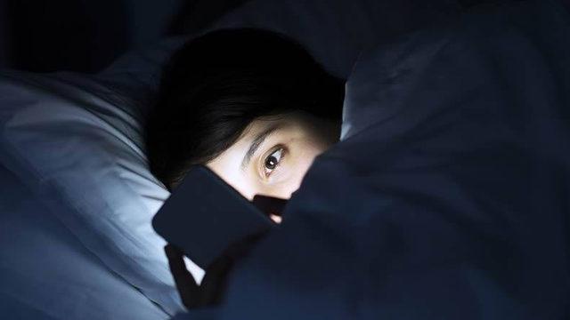 Akıllı Telefonların Gece Modları, Sanılanın Tam Tersi Etki Yapıyor Olabilir