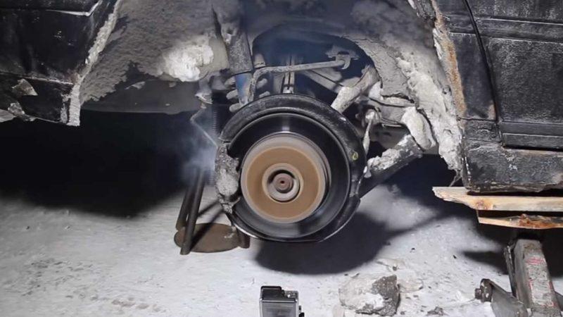 Gazla Frene Aynı Anda Basarsanız Otomobilinize Ne Olur?