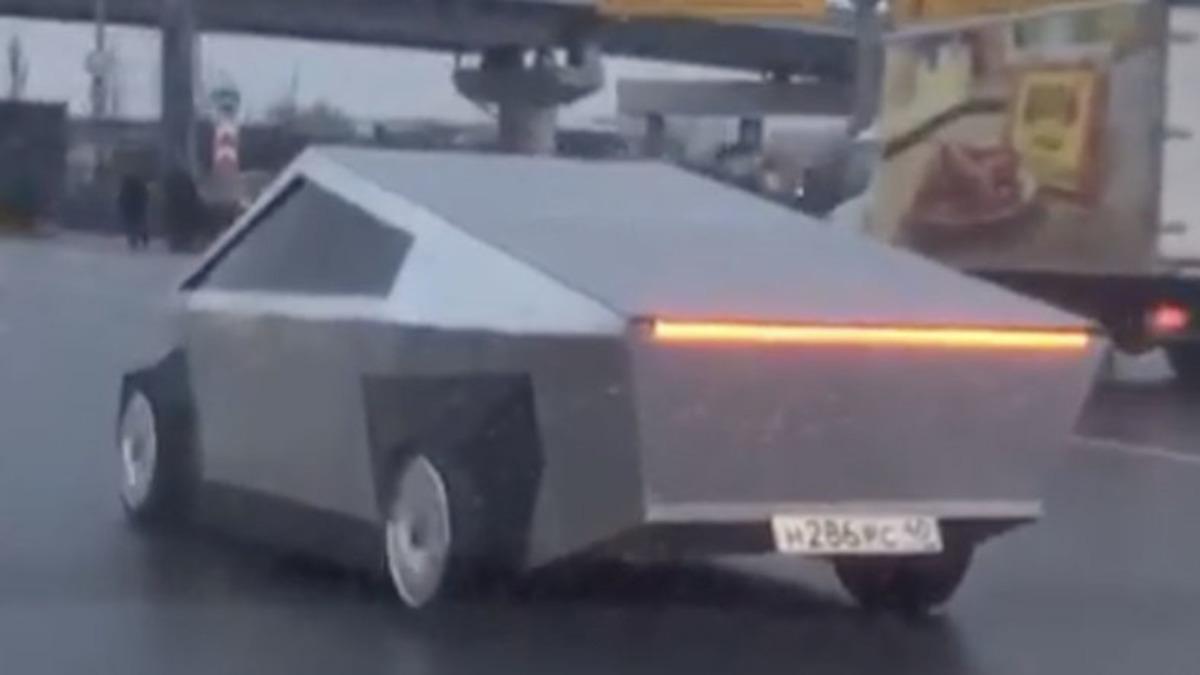 Tesla Cybertruck’ın Bir Kopyası, Rusya Sokaklarında Cirit Atıyor (Video)
