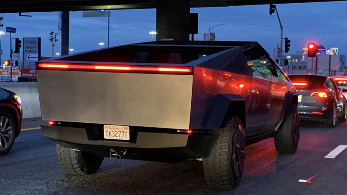 Elon Musk, Cybertruck’ın Fotoğrafına Yaptığı Photoshop’la Takipçilerini Güldürdü