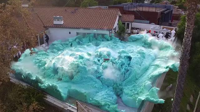 David Dobrik’in Yeni Devasa Köpük Deneyi Viral Oldu (Video)