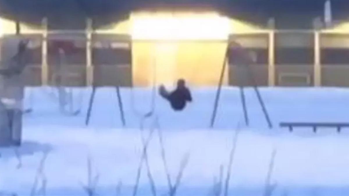 Salıncakta Sallanan Adamın Videosu Sosyal Medyayı Birbirine Kattı