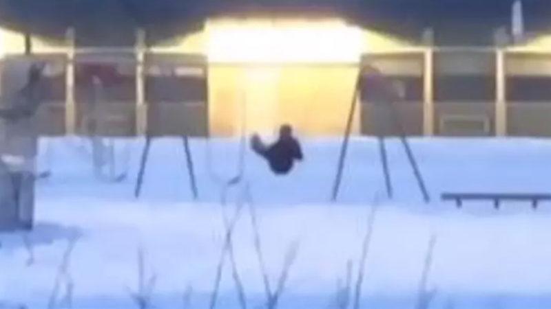 Salıncakta Sallanan Adamın Videosu Sosyal Medyayı Birbirine Kattı