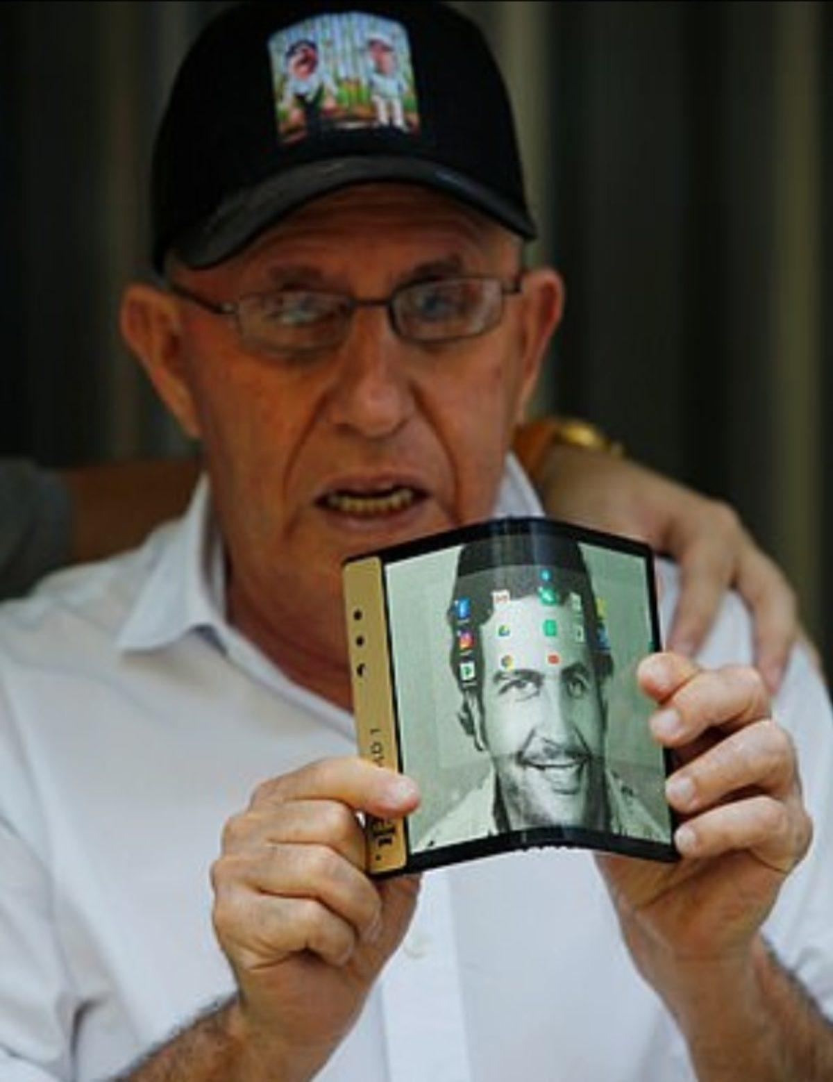 Kardeş Pablo Escobar’ın Ürettiği Katlanabilir Telefon Escobar Fold 1’den Yeni Görüntüler