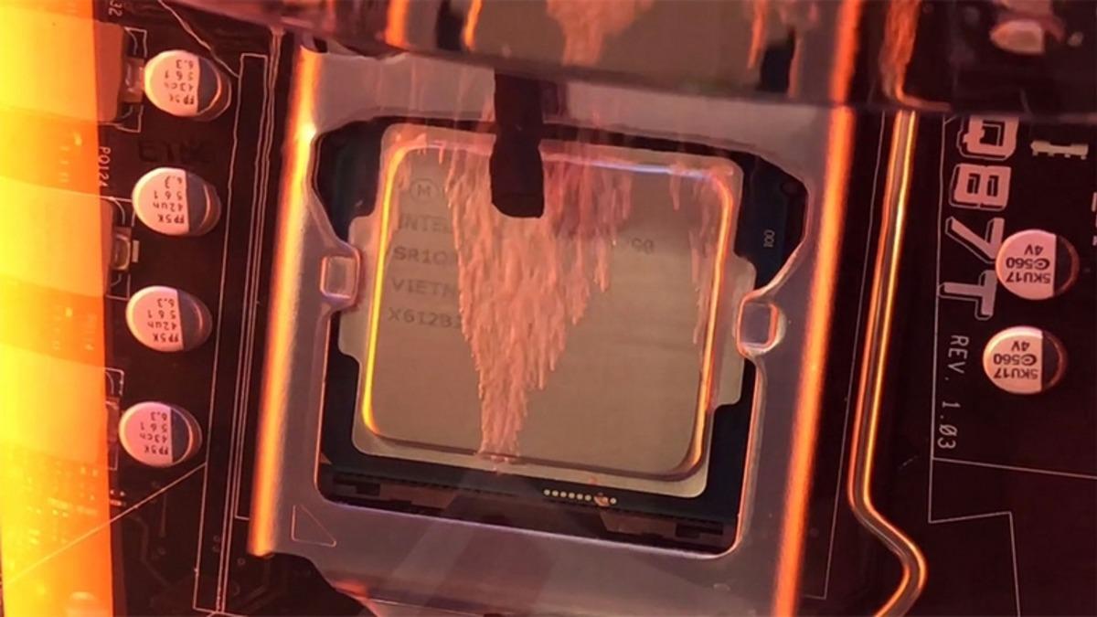 İşlemcinin Üstünden Şarıl Şarıl Sular Akan Sıvı Soğutmalı Kasa (Video)