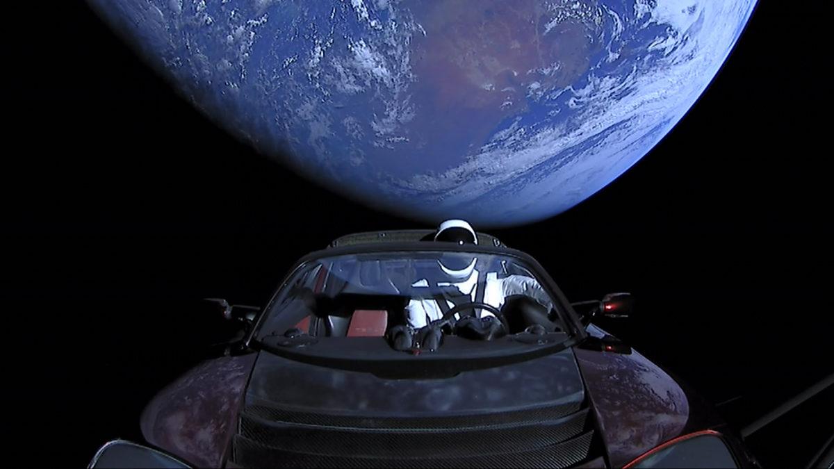 Elon Musk’ın Geçtiğimiz Yıl Uzaya Fırlattığı Tesla Roadster, Dünya’ya Ne Zaman Çarpacak?