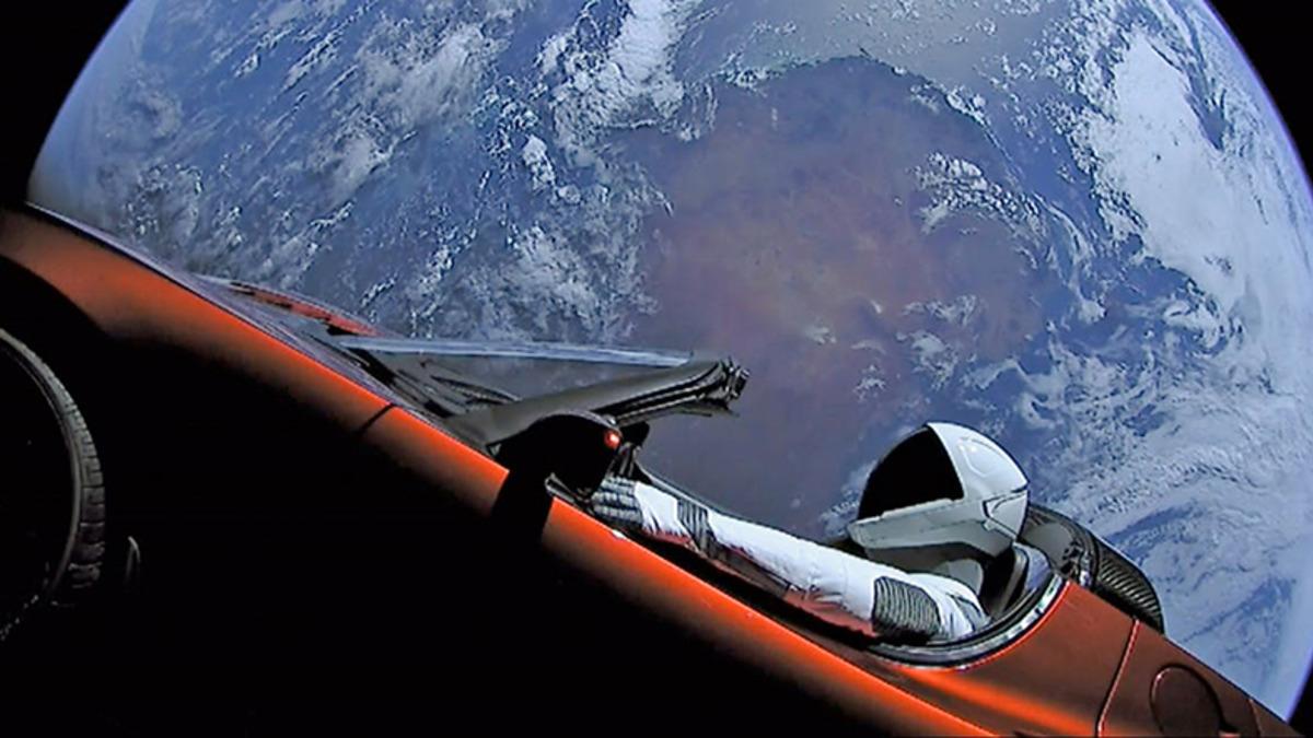 Elon Musk’ın Geçtiğimiz Yıl Uzaya Fırlattığı Tesla Roadster, Dünya’ya Ne Zaman Çarpacak?