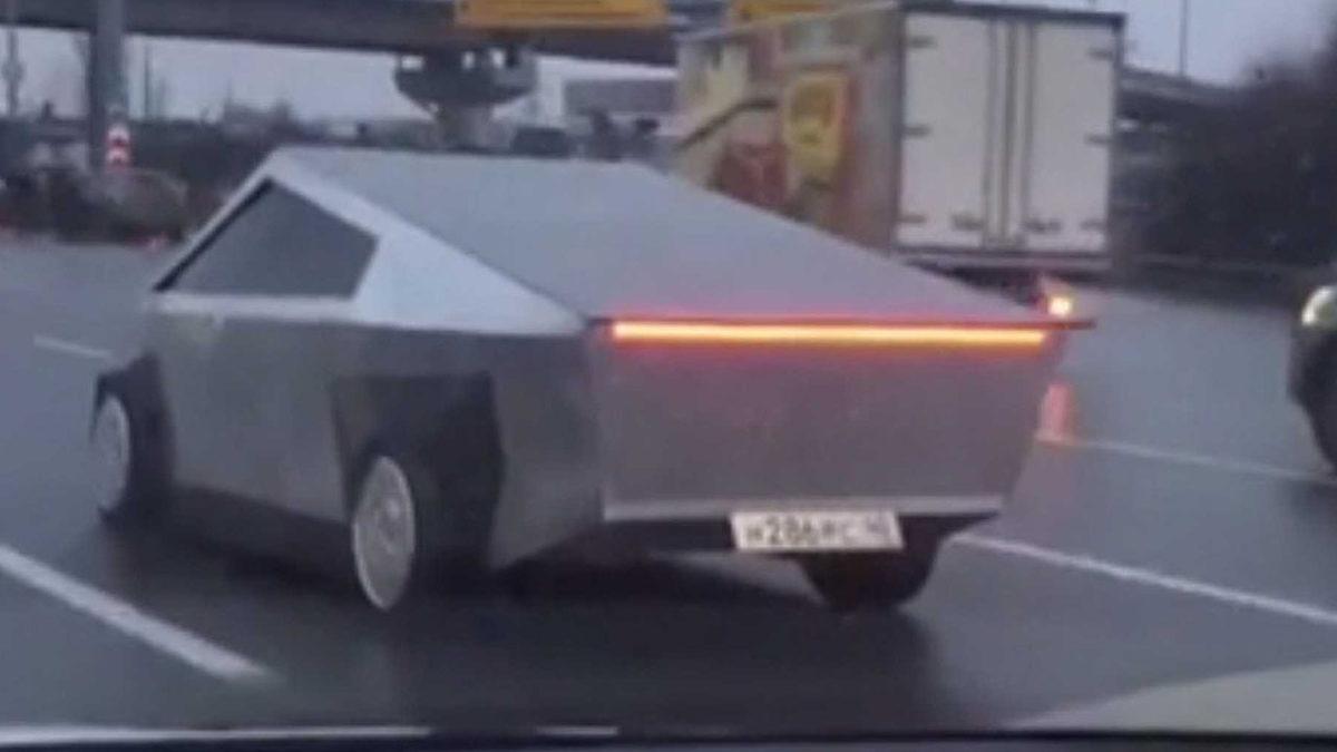 Rus YouTuberlar, Bir Lada Modelini Tesla Cybertruck’a Çevirdi (Video)
