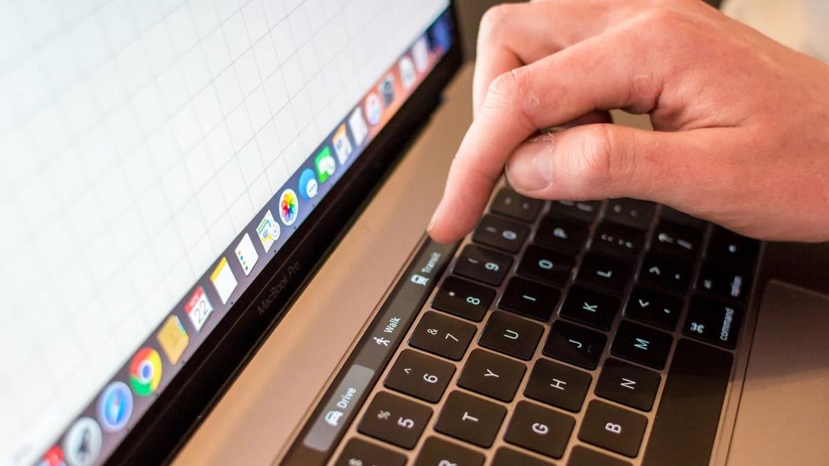 MacBook Pro’nun Touch Bar’ını Kullanarak YouTube Reklamlarını Atlayabilirsiniz